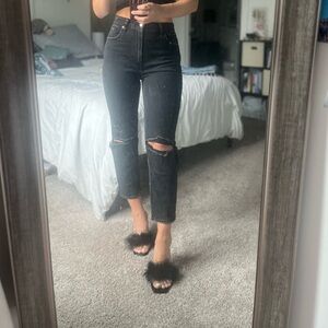 Abercrombie - The Ankle Straight Ultra High Rise Jeans in Black.